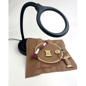 LED Desktop magnifier - Asfærisk linse, 2x forstørrelse, spotlinse med 5x forstørrelse.