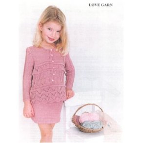 Brnebluse med pynteknapper og nederdel