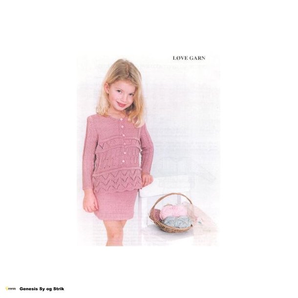 Brnebluse med pynteknapper og nederdel