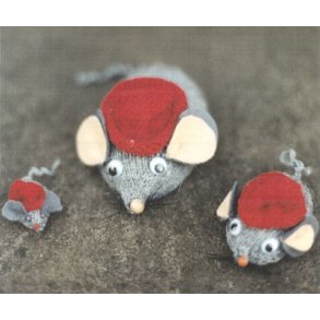 Strikkede mus i 3 str. & monteret over  styro